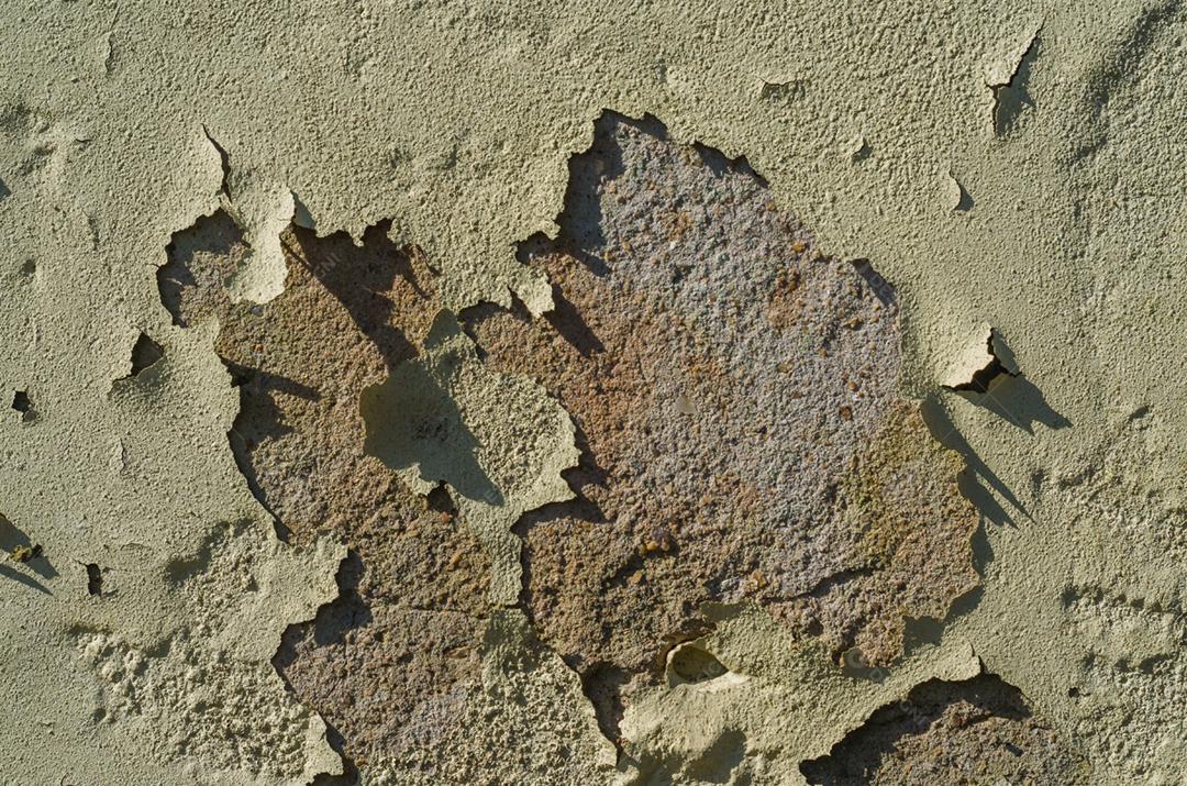 Parede com pintura descascada, problema de pintura. Sistema de pintura inadequado, infiltração de água.