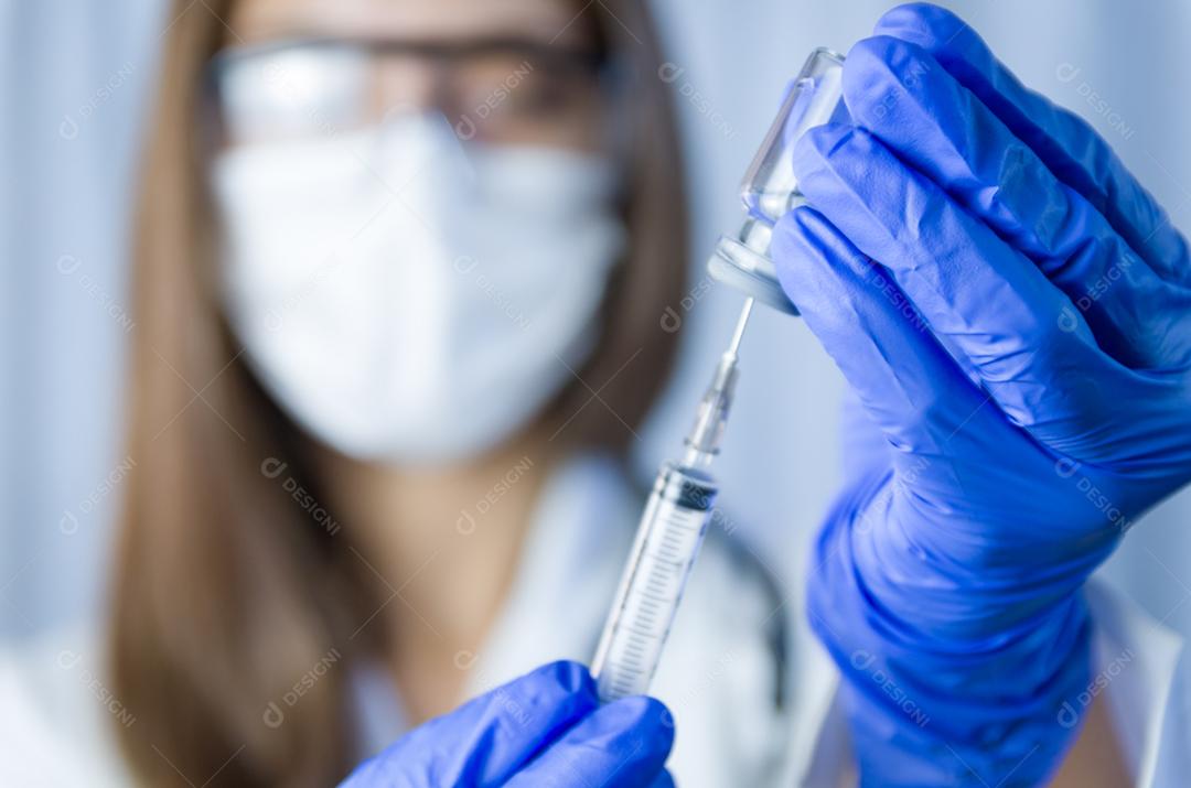 vacina nas mãos do pesquisador, médica segura seringa e garrafa com vacina para cura de coronavírus