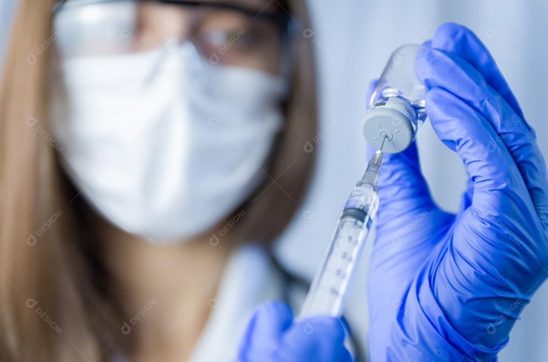 vacina nas mãos do pesquisador, médica segura seringa e garrafa com vacina para cura de coronavírus