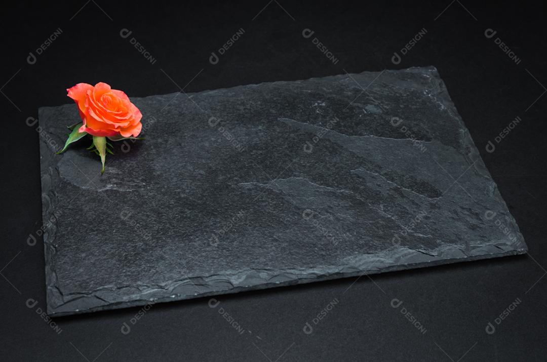 Prato de ardósia vazio em fundo preto para uso em fotos culinárias.