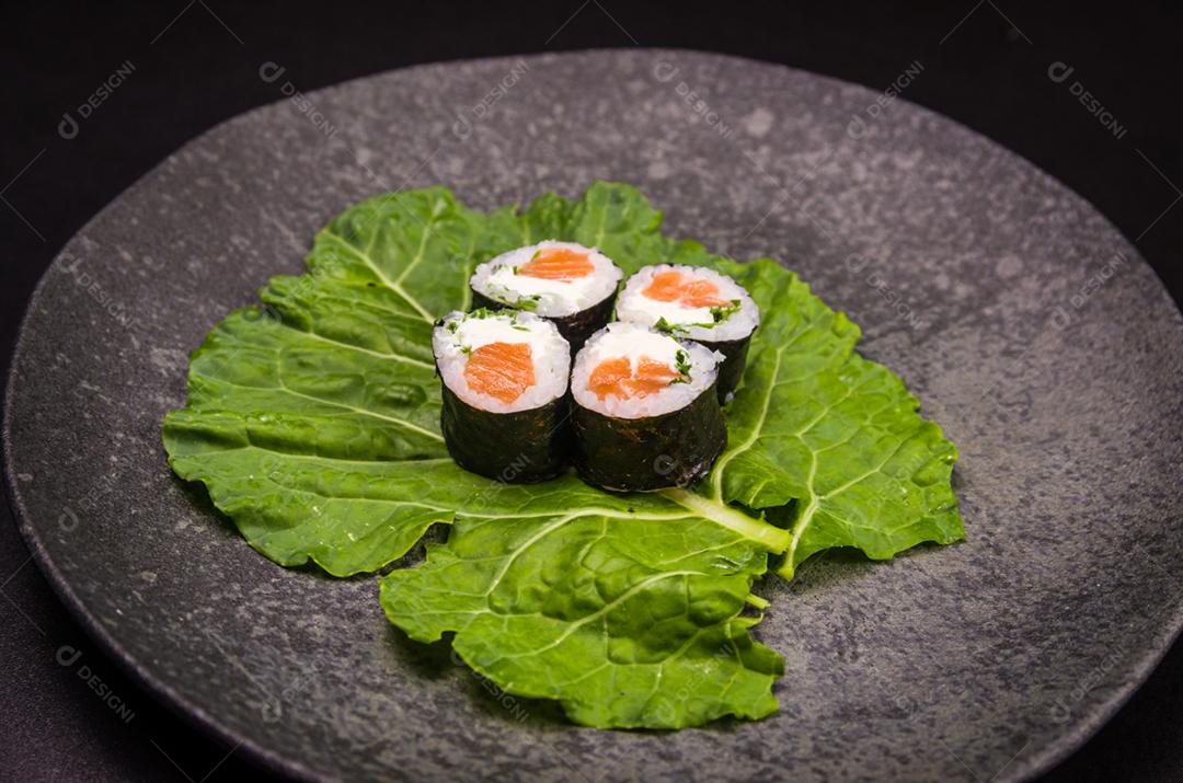 Sushi perfeito, cozinha tradicional japonesa. Delicioso hossomaki no prato decorado