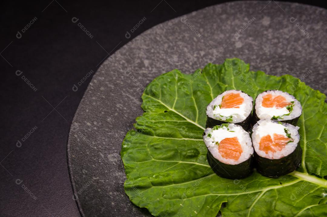 Sushi perfeito, cozinha tradicional japonesa. Delicioso hossomaki no prato decorado