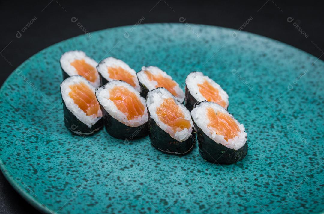 Sushi perfeito, cozinha tradicional japonesa. Delicioso hossomaki no prato decorado