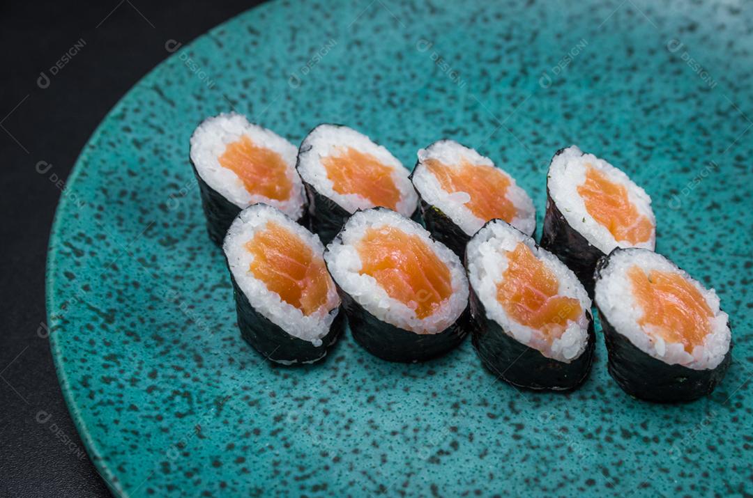 Sushi perfeito, cozinha tradicional japonesa. Delicioso hossomaki no prato decorado