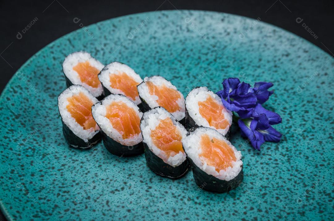 Sushi perfeito, cozinha tradicional japonesa. Delicioso hossomaki no prato decorado6498