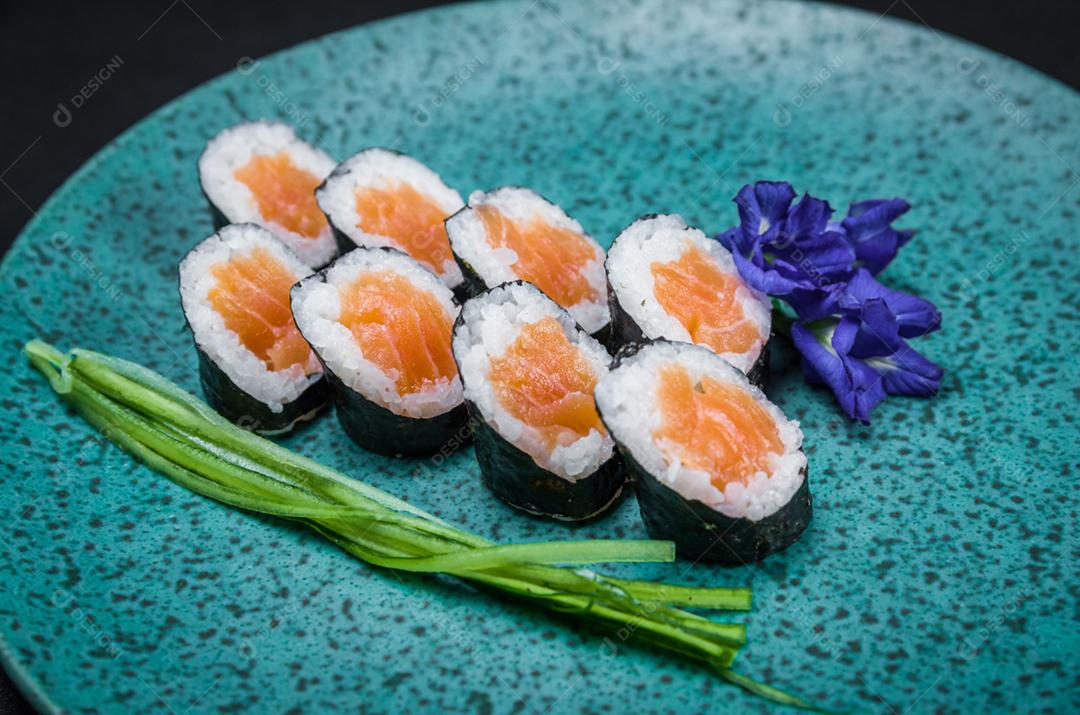 Sushi perfeito, cozinha tradicional japonesa. Delicioso hossomaki no prato decorado