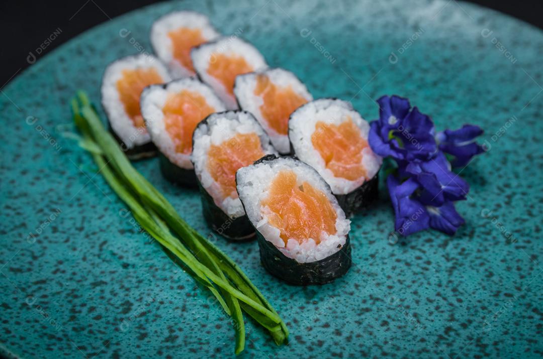 Sushi perfeito, cozinha tradicional japonesa. Delicioso hossomaki no prato decorado
