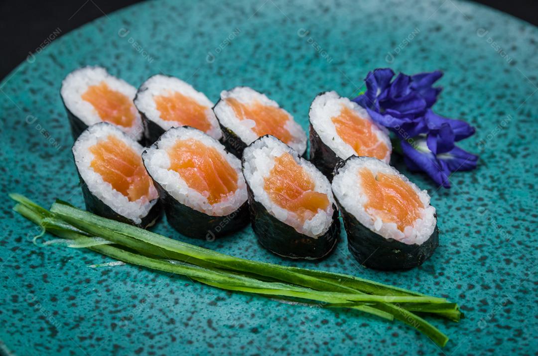 Sushi perfeito, cozinha tradicional japonesa. Delicioso hossomaki no prato decorado