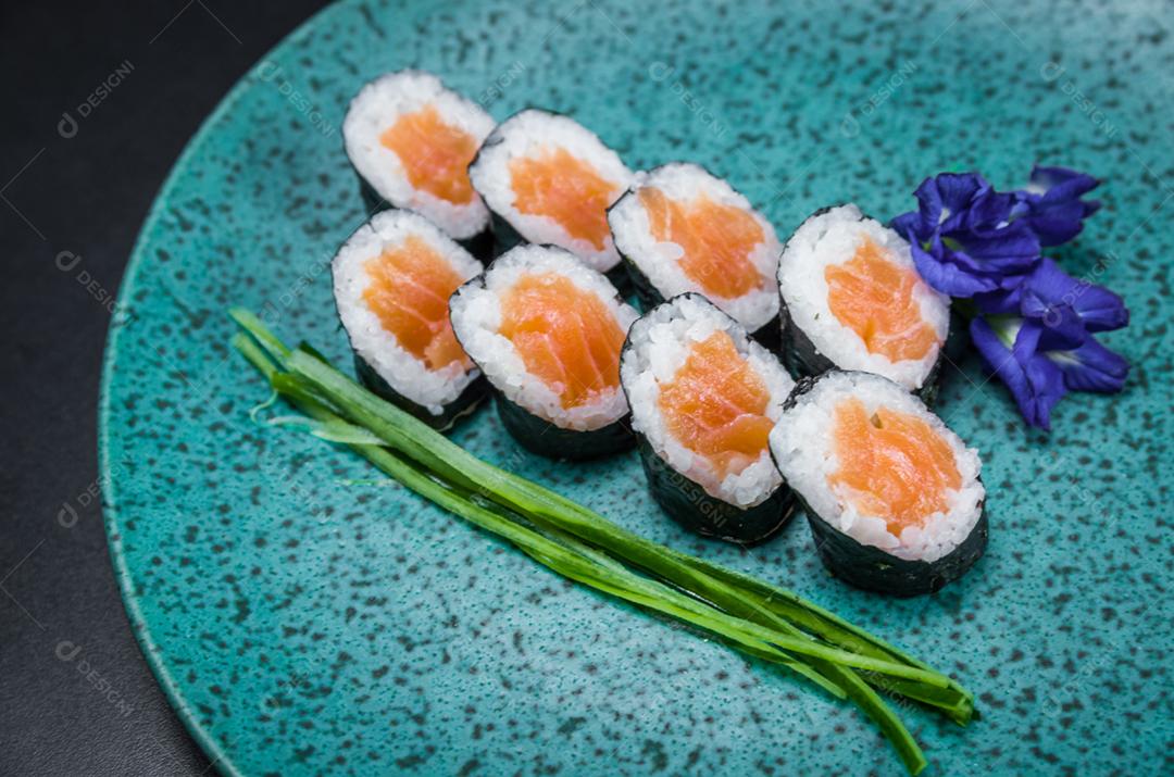 Sushi perfeito, cozinha tradicional japonesa. Delicioso hossomaki no prato decorado