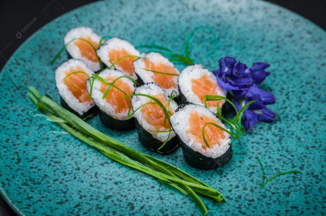 Sushi perfeito, cozinha tradicional japonesa. Delicioso hossomaki no prato decorado