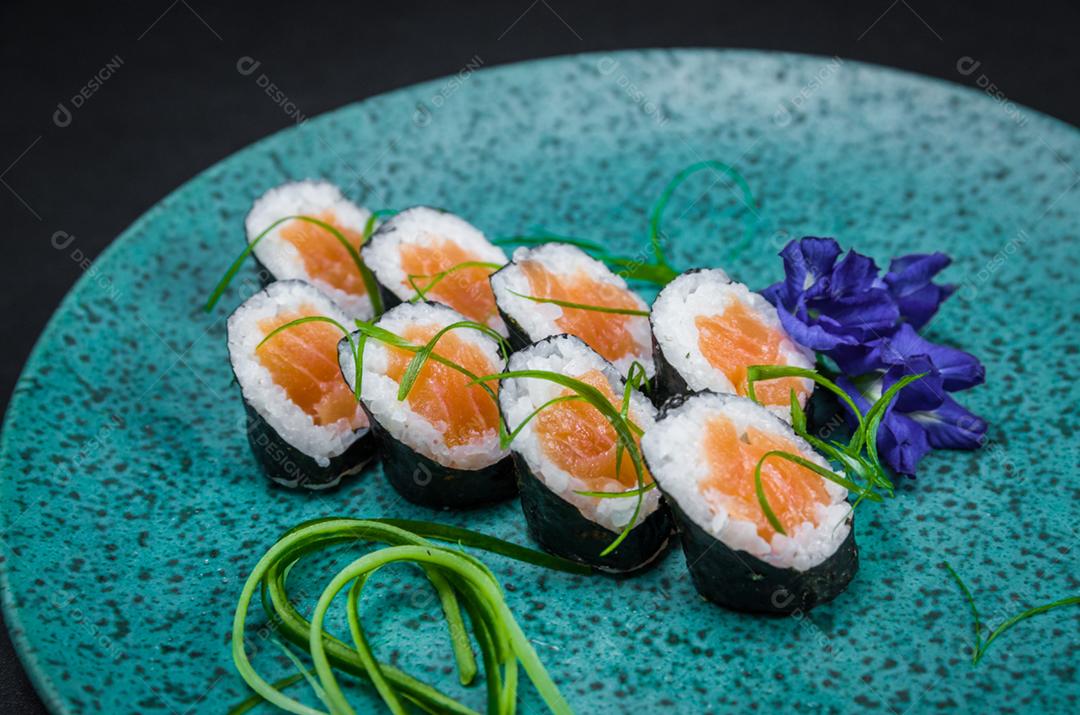 Sushi perfeito, cozinha tradicional japonesa. Delicioso hossomaki no prato decorado