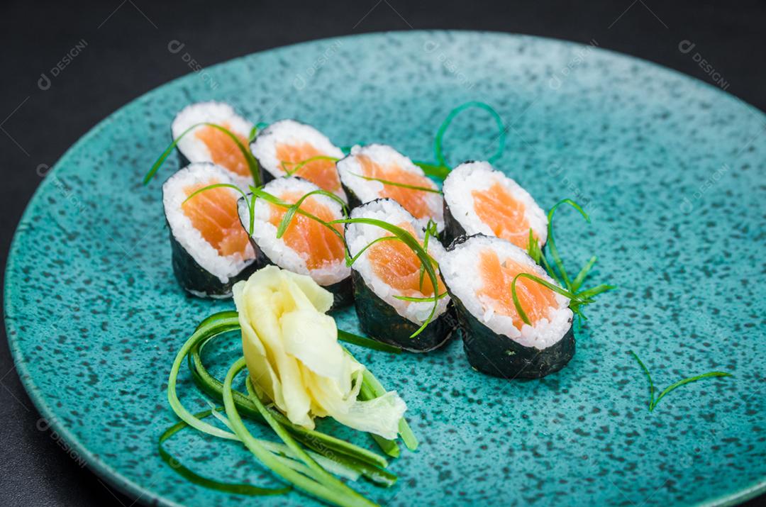 Sushi perfeito, cozinha tradicional japonesa. Delicioso hossomaki no prato decorado