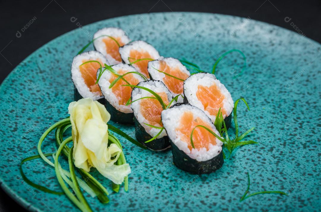 Sushi perfeito, cozinha tradicional japonesa. Delicioso hossomaki no prato decorado