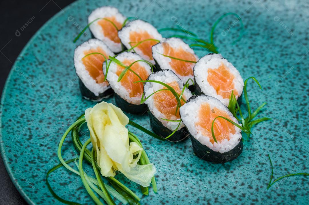 Sushi perfeito, cozinha tradicional japonesa. Delicioso hossomaki no prato decorado