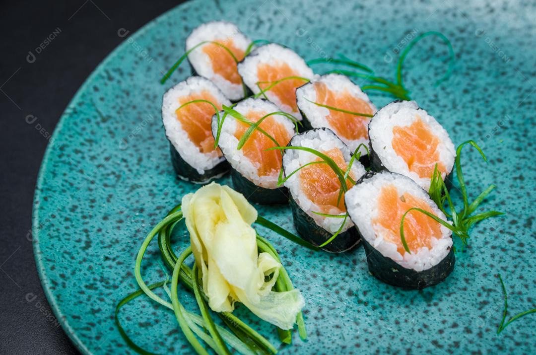 Sushi perfeito, cozinha tradicional japonesa. Delicioso hossomaki no prato decorado