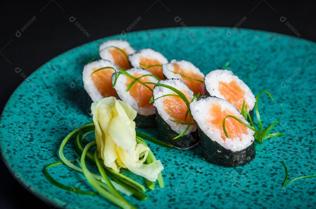 Sushi perfeito, cozinha tradicional japonesa. Delicioso hossomaki no prato decorado
