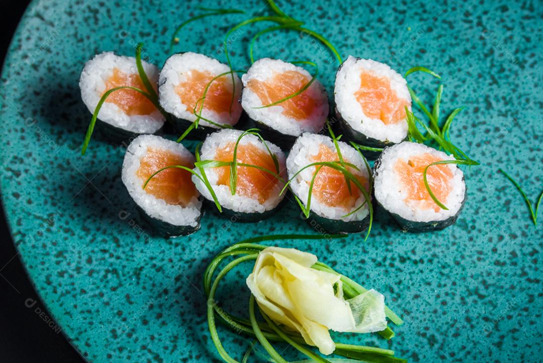 Sushi perfeito, cozinha tradicional japonesa. Delicioso hossomaki no prato decorado