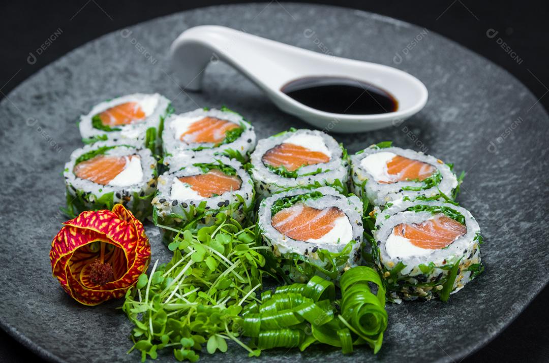 Sushi perfeito, cozinha tradicional japonesa. Delicioso hossomaki no prato decorado