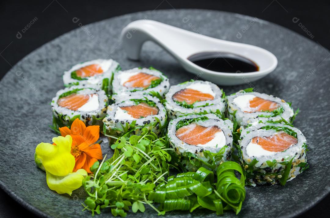 Sushi perfeito, cozinha tradicional japonesa. Delicioso hossomaki no prato decorado