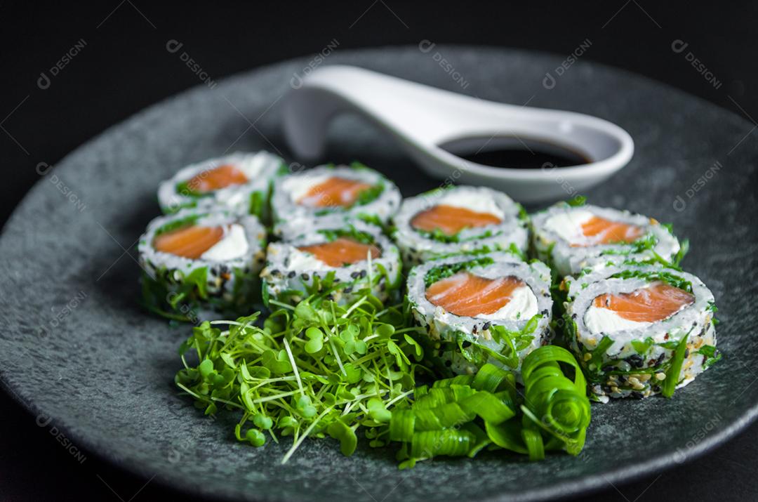 Sushi perfeito, cozinha tradicional japonesa. Delicioso hossomaki no prato decorado