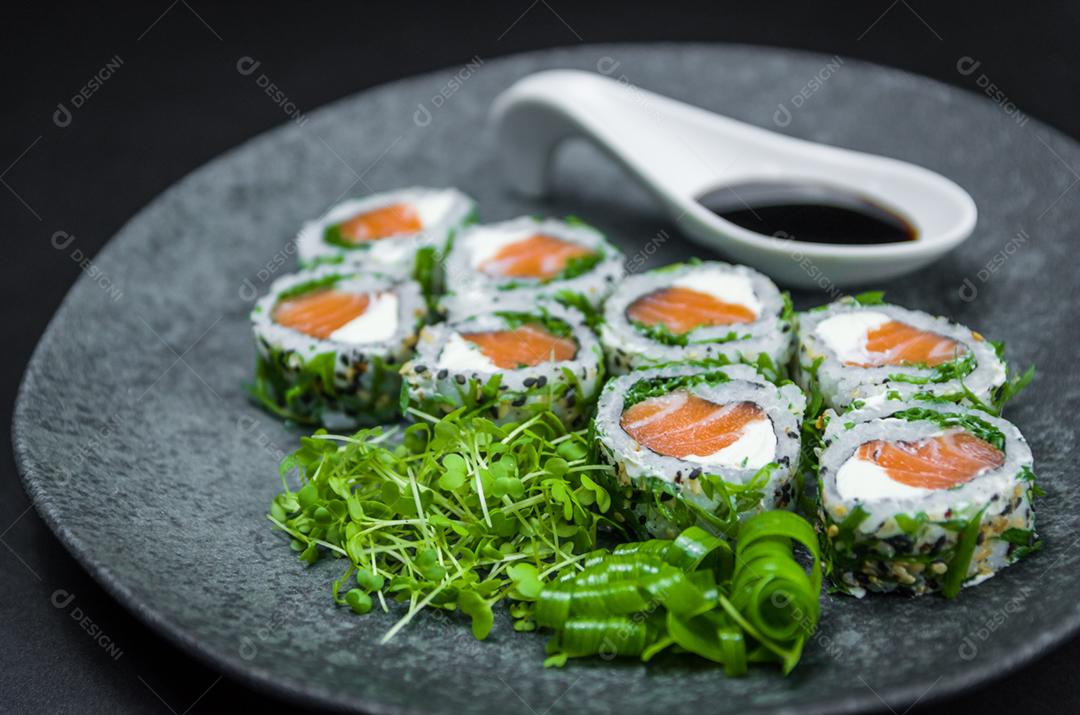 Sushi perfeito, cozinha tradicional japonesa. Delicioso hossomaki no prato decorado