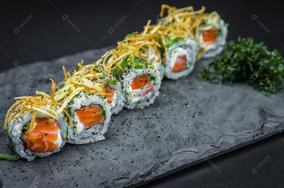 Sushi, cozinha tradicional japonesa. Delicioso Uramaki na placa decorada