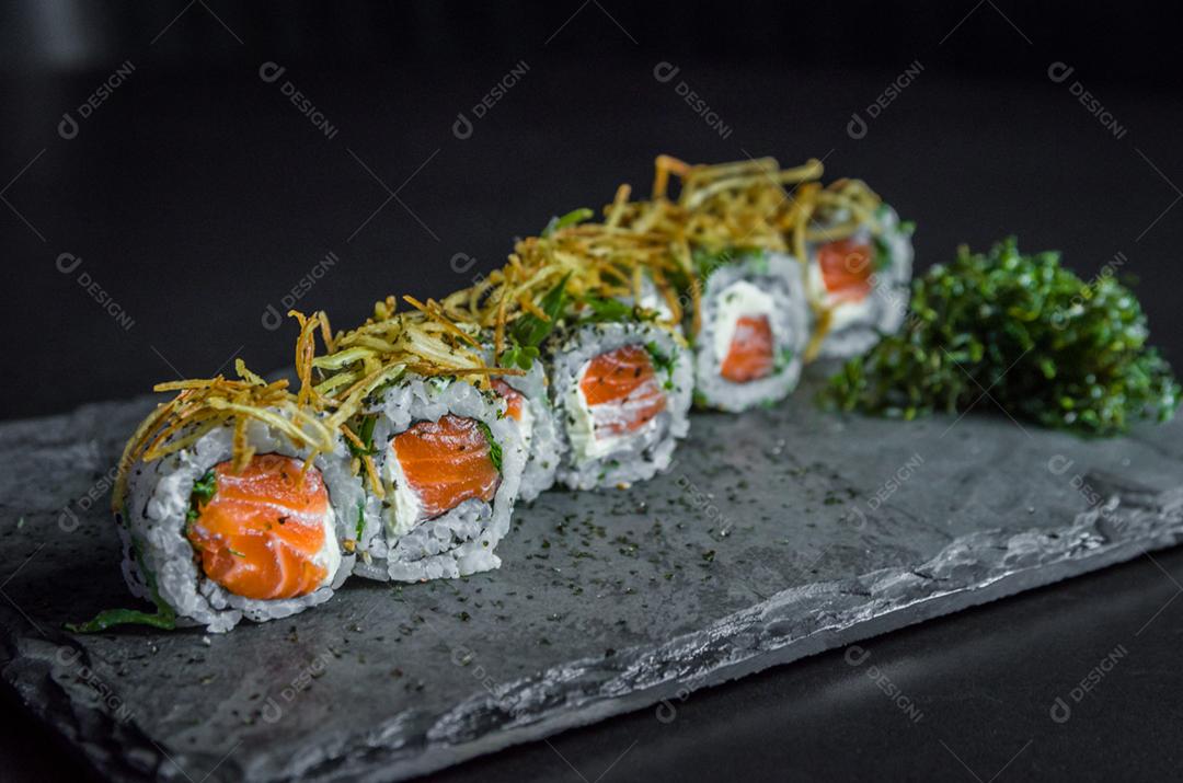 Sushi, cozinha tradicional japonesa. Delicioso Uramaki na placa decorada