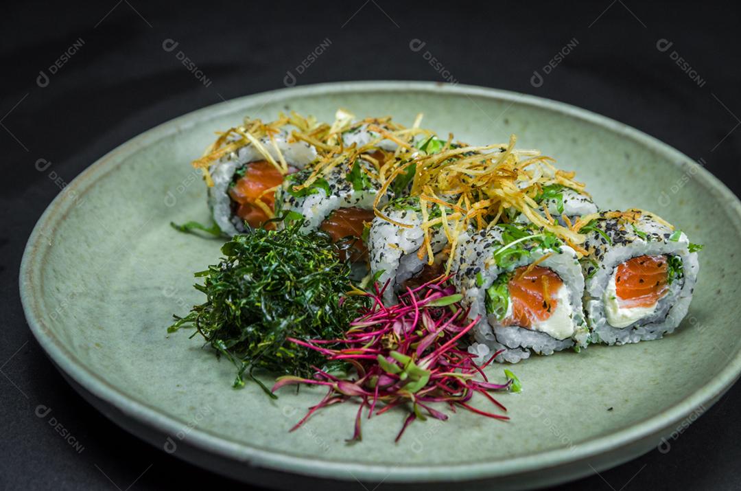 Sushi, cozinha tradicional japonesa. Delicioso Uramaki na placa decorada