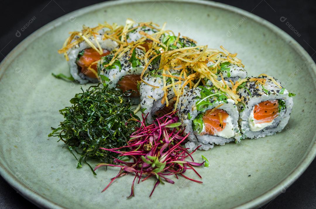 Sushi, cozinha tradicional japonesa. Delicioso Uramaki na placa decorada