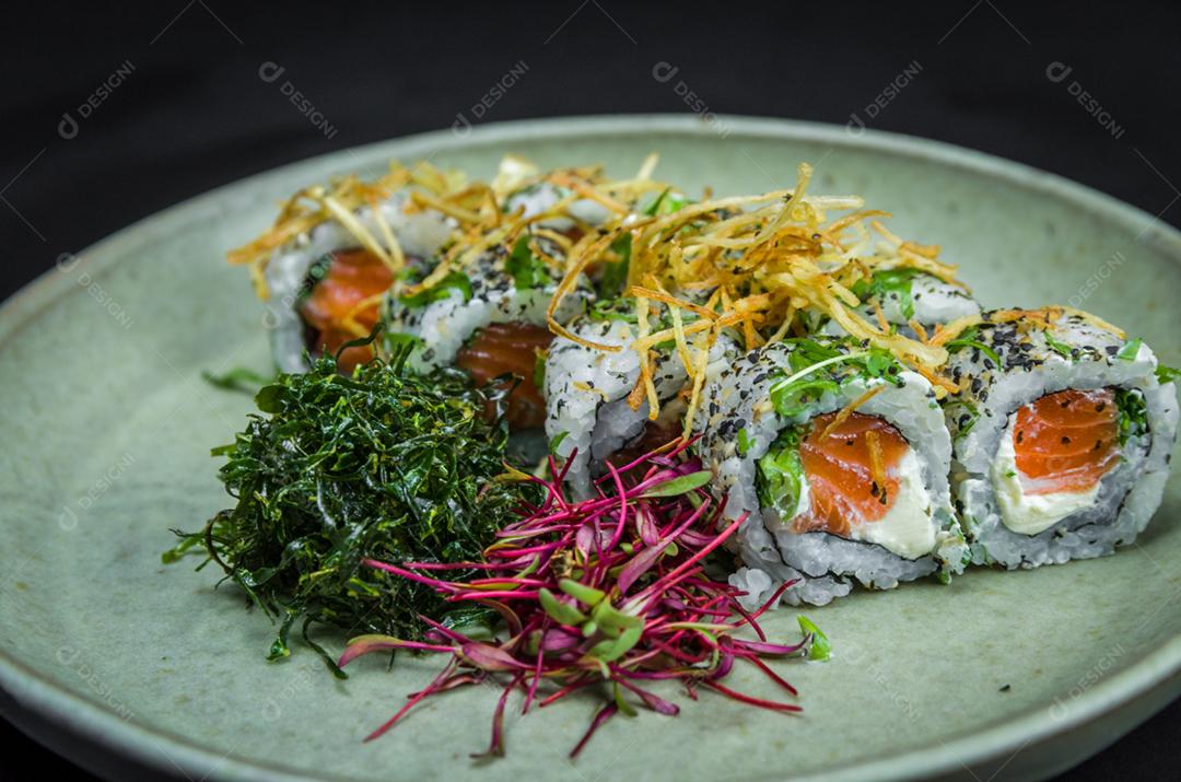 Sushi, cozinha tradicional japonesa. Delicioso Uramaki na placa decorada