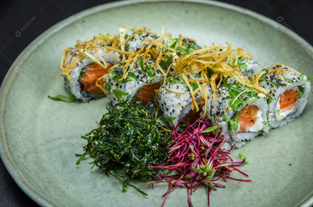 Sushi, cozinha tradicional japonesa. Delicioso Uramaki na placa decorada