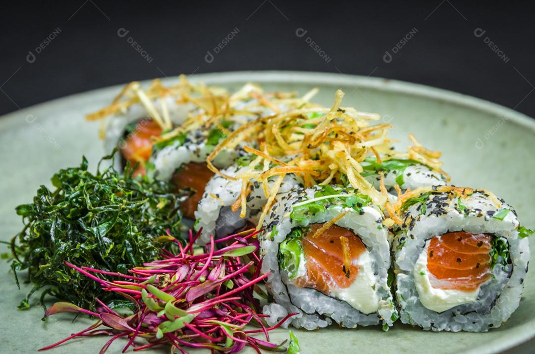Sushi, cozinha tradicional japonesa. Delicioso Uramaki na placa decorada