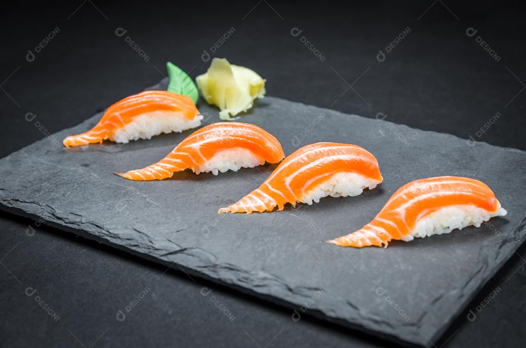 Sushi perfeito, cozinha tradicional japonesa. Delicioso kiguiri de salmão no prato decorado