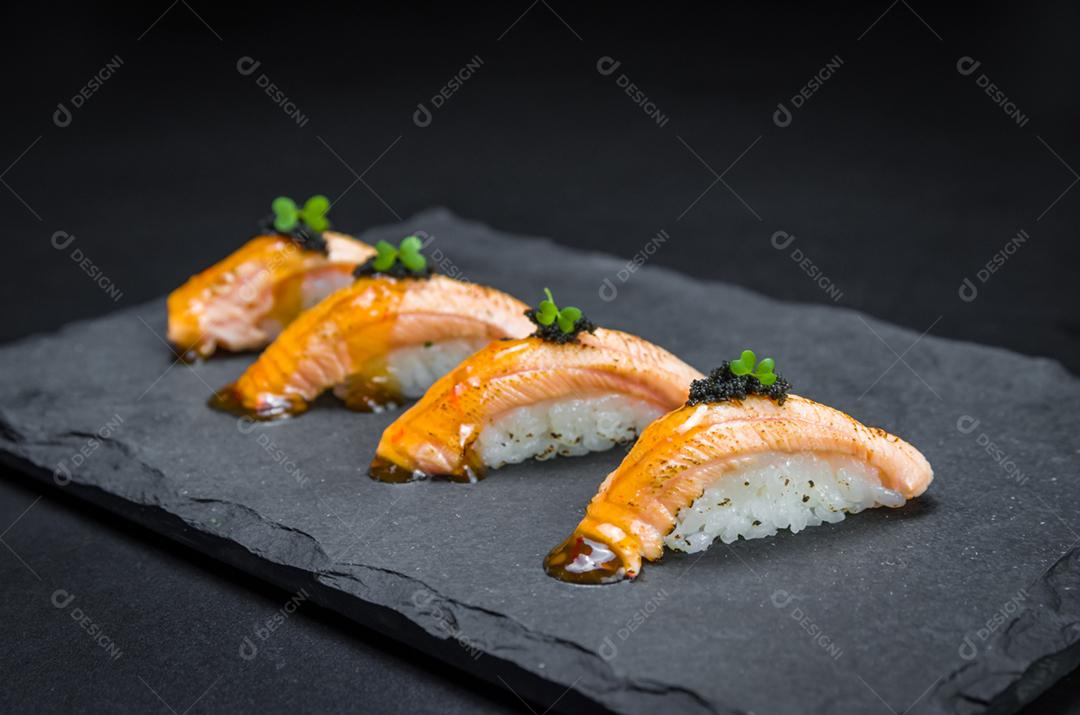 Sushi perfeito, cozinha tradicional japonesa. Delicioso kiguiri de salmão no prato decorado