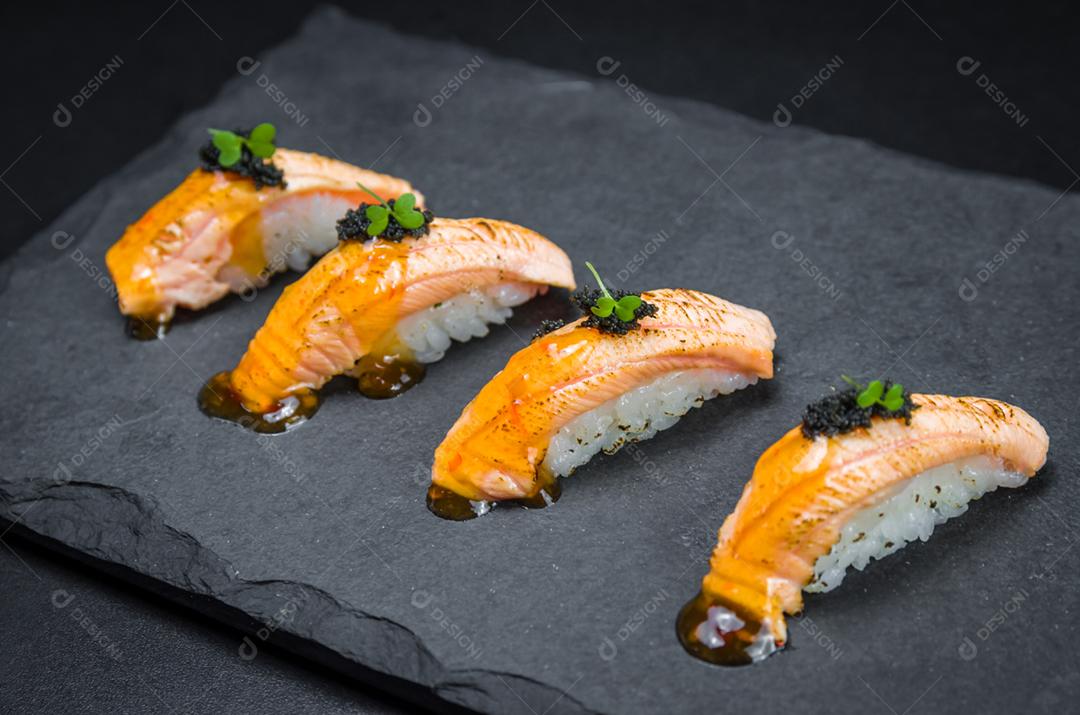 Sushi perfeito, cozinha tradicional japonesa. Delicioso kiguiri de salmão no prato decorado