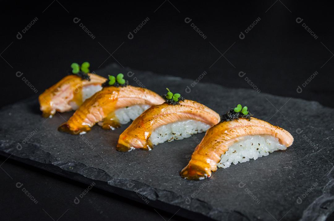Sushi perfeito, cozinha tradicional japonesa. Delicioso kiguiri de salmão no prato decorado