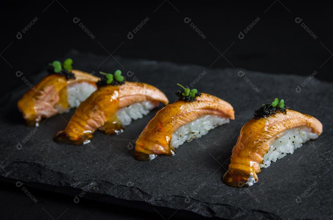 Sushi perfeito, cozinha tradicional japonesa. Delicioso kiguiri de salmão no prato decorado