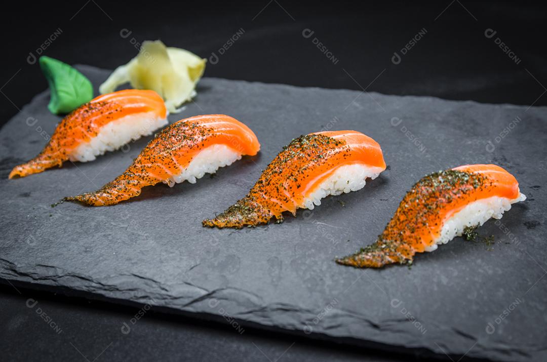 Sushi perfeito, cozinha tradicional japonesa. Delicioso kiguiri de salmão no prato decorado