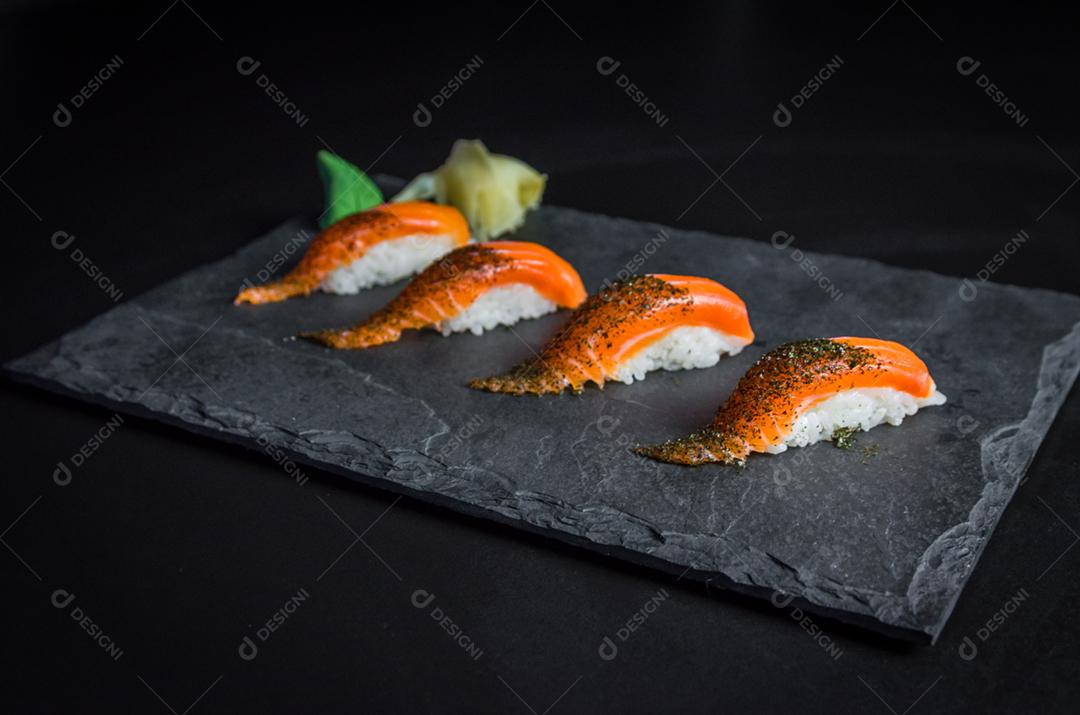 Sushi perfeito, cozinha tradicional japonesa. Delicioso kiguiri de salmão no prato decorado