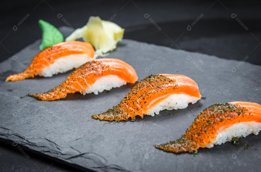 Sushi perfeito, cozinha tradicional japonesa. Delicioso kiguiri de salmão no prato decorado