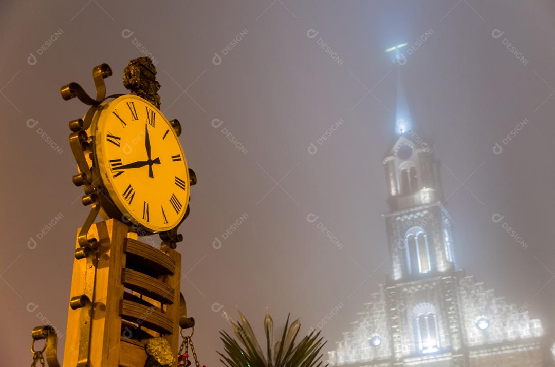 Igreja Matriz São Pedro Apóstolo e famoso termômetro em iluminação noturna - Gramado