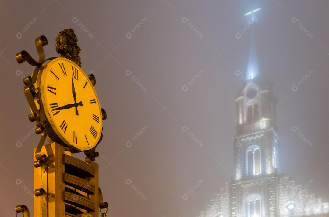 Igreja Matriz São Pedro Apóstolo e famoso termômetro em iluminação noturna - Gramado