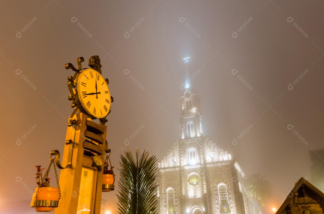 Igreja Matriz São Pedro Apóstolo e famoso termômetro em iluminação noturna - Gramado