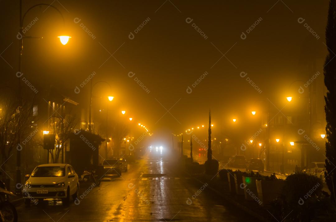 GRAMADO, RIO GRANDE DO SUL, BRASIL  Termômetro da rua de Gramado na noite fria e nebulosa