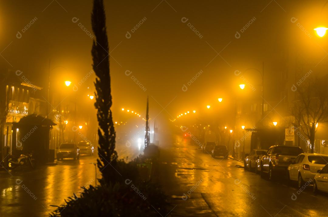 GRAMADO, RIO GRANDE DO SUL, BRASIL  Termômetro da rua de Gramado na noite fria e nebulosa