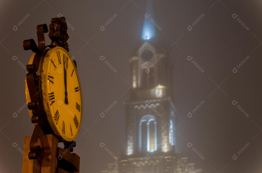 Igreja Matriz São Pedro Apóstolo e famoso termômetro em iluminação noturna - Gramado