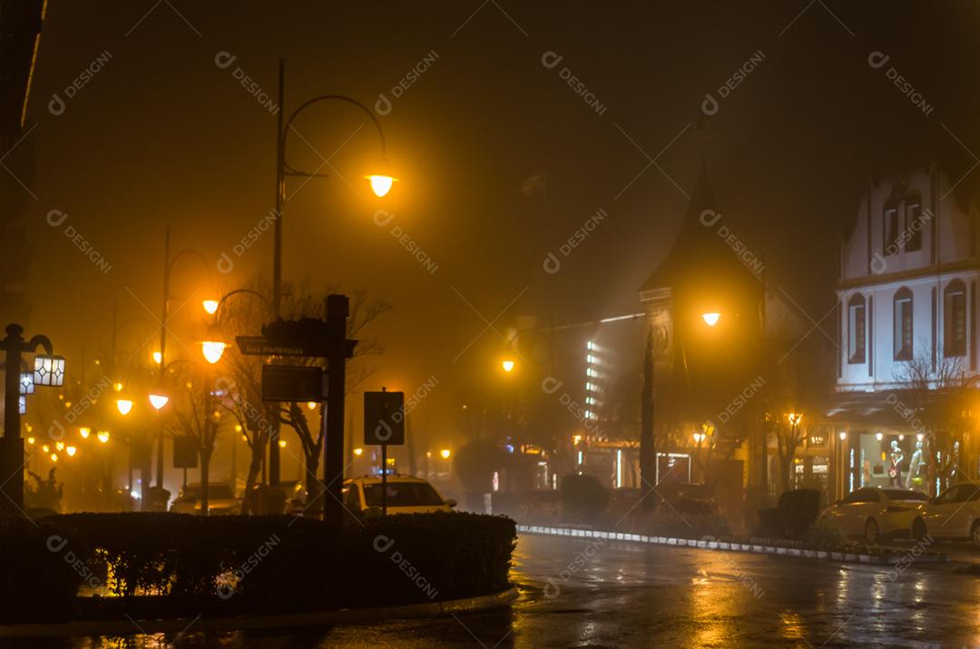 GRAMADO, RIO GRANDE DO SUL, BRASIL  Termômetro da rua de Gramado na noite fria e nebulosa