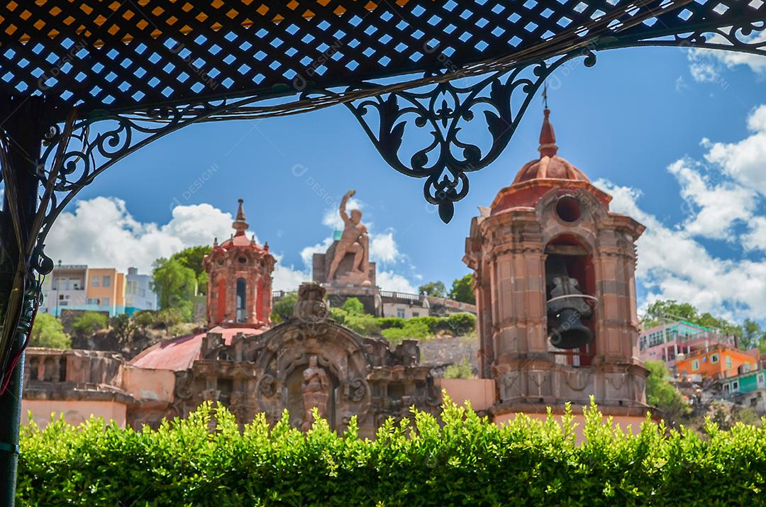 Vista da cidade de Guanajuato mostrando os pontos turísticos como El Pipa e igrejas.