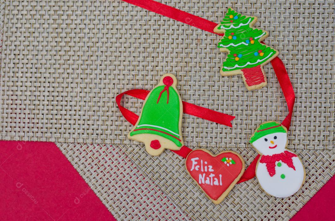 Grande fundo de férias, biscoitos de natal na mesa.