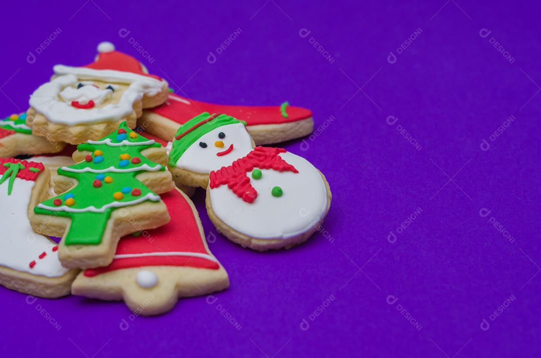Grande fundo de férias, biscoitos de natal em fundo azul